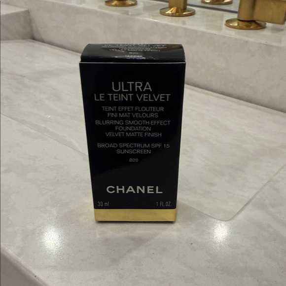 CHANEL Ultra Le Teint Velvet Foundation - B20 - Picture 1 of 7